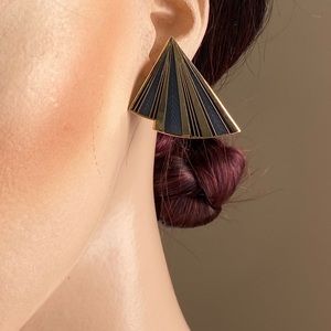 Nuri women gold & black tone fan vintage pierced earrings. Good used condition.